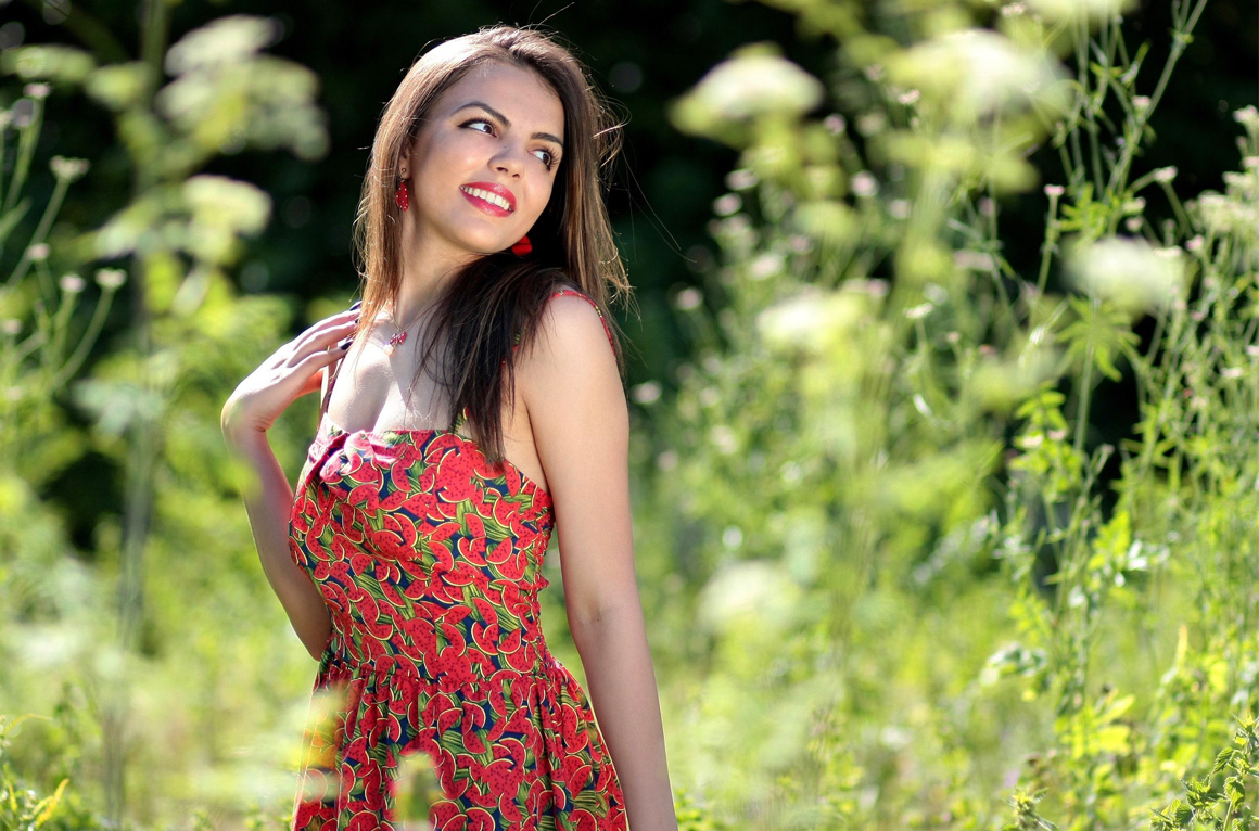 Pros y contras de la reducción mamaria 1 chica sonriendo